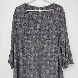 Old Navy Women's Black and White Geometric Patterned Top